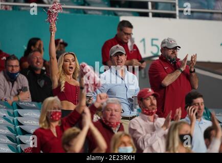 Miami, Usa. Januar 2021. College-Football-Fans beobachten die Alabama Crimson Tide spielen die Ohio State Buckeyes während der ersten Hälfte des 2021 NCAA National Championship Fußballspiel im Hard Rock Stadium in Miami am Montag, 11. Januar 2021. Foto von Hans Deryk/UPI Credit: UPI/Alamy Live News Stockfoto