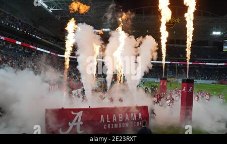 Miami, Usa. Januar 2021. Spieler von Alabama Crimson Tide treten in der ersten Hälfte des Fußballspiels der NCAA National Championship 2021 gegen die Ohio State Buckeyes am Montag, den 11. Januar 2021, im Hard Rock Stadium in Miami auf das Spielfeld. Foto von Hans Deryk/UPI Credit: UPI/Alamy Live News Stockfoto