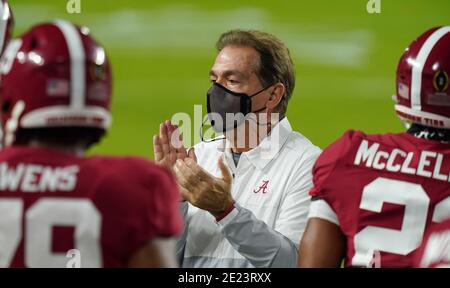 Miami, Usa. Januar 2021. Alabama Crimson Tide-Cheftrainer Nick Saban begrüßt die Spieler während der ersten Hälfte des Fußballspiels der NCAA National Championship 2021 gegen die Ohio State Buckeyes im Hard Rock Stadium in Miami am Montag, den 11. Januar 2021. Foto von Hans Deryk/UPI Credit: UPI/Alamy Live News Stockfoto