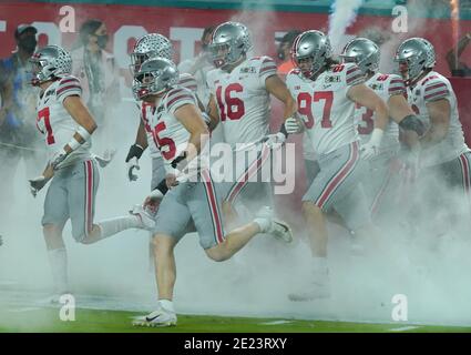 Miami, Usa. Januar 2021. Ohio State Buckeyes Spieler betreten das Feld während der ersten Hälfte des 2021 NCAA National Championship Fußballspiels gegen die Alabama Crimson Tide im Hard Rock Stadium in Miami am Montag, 11. Januar 2021. Foto von Hans Deryk/UPI Credit: UPI/Alamy Live News Stockfoto