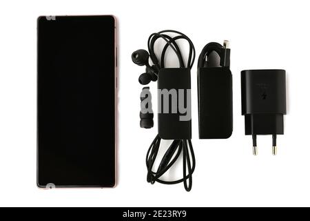 Surgut, Chanty-Mansiyskiy avtonomnyy okrug, Russland - 27. Dezember 2020: Samsung Galaxy Note 20 Smartphone Bronze. Komplettes Set ein kabelgebundenes Headset Silikon Kopfhörer ein USB Kabel mit Netzteil. Stockfoto