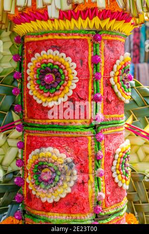 Balinesische Hindu-Hochzeitstore mit Sarad, farbenfroher Reismehl-Mischung. Bali, Indonesien. Details. Vertikales Bild. Stockfoto