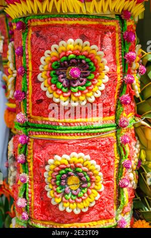 Balinesische Hindu-Hochzeitstore mit Sarad, farbenfroher Reismehl-Mischung. Bali, Indonesien. Details. Vertikales Bild. Stockfoto