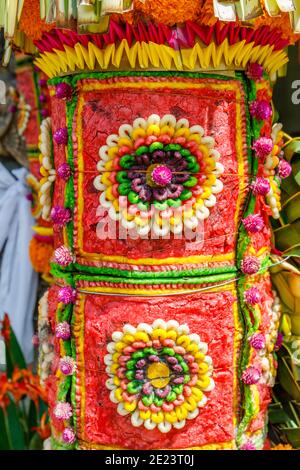 Balinesische Hindu-Hochzeitstore mit Sarad, farbenfroher Reismehl-Mischung. Bali, Indonesien. Details. Vertikales Bild. Stockfoto