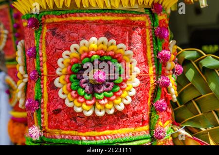 Balinesische Hindu-Hochzeitstore mit Sarad, farbenfroher Reismehl-Mischung. Bali, Indonesien. Details. Stockfoto