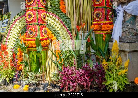 Balinesische Hindu-Hochzeitstore mit Sarad, farbenfroher Reismehl-Mischung. Bali, Indonesien. Details. Stockfoto