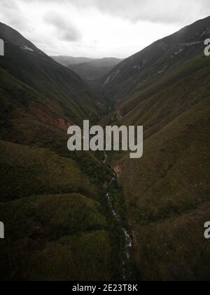 Panoramablick auf massive grüne Schlucht Fluss Schlucht Hügel Berge Kuelap Seilbahn Chachapoyas Amazon Nord Peru Südamerika Stockfoto