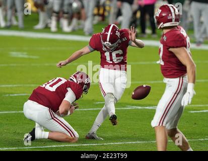 Miami, Usa. Januar 2021. Alabama Crimson Tide Quarterback Jayden George (16) legt beim NCAA National Championship Football Spiel 2021 in Miami am Montag, den 11. Januar 2021, einen Extrapunkt gegen die Ohio State Buckeyes. Foto von Hans Deryk/UPI Credit: UPI/Alamy Live News Stockfoto