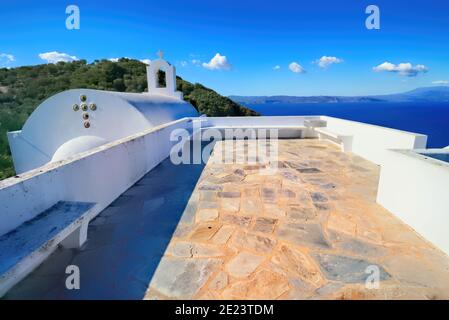 Traditionelle weiße Inselkirche auf der Insel Skiathos in Griechenland. St. Alexander. Stockfoto