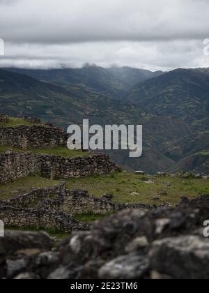 Panoramablick auf die alte Zitadelle Stadtmauern Ruinen Kuelap anden Wolke Krieger Archäologie vor-inka-Festung Nuevo Tingo Luya Amazonas Nord Pe Stockfoto