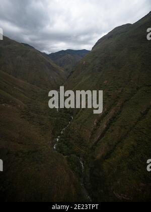 Panoramablick auf massive grüne Schlucht Fluss Schlucht Hügel Berge Kuelap Seilbahn Chachapoyas Amazon Nord Peru Südamerika Stockfoto