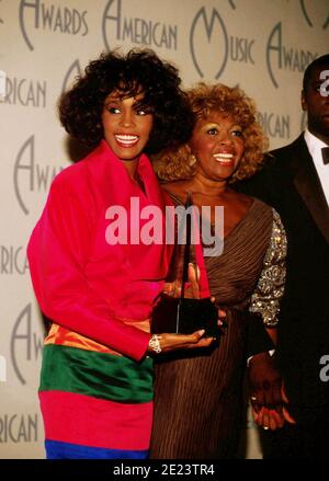 Whitney Houston und Cissy Houston bei den American Music Awards 1988 Credit: Ralph Dominguez/MediaPunch Stockfoto