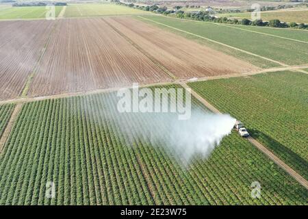 Luftaufnahme von bepflanzten Feldern und Bewässerungsanlagen in Homestead, Florida an einem sonnigen Wintermorgen. Stockfoto