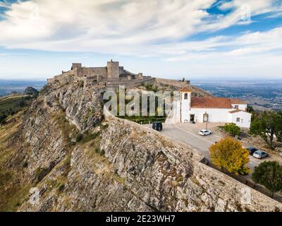 Marvao mit dem Schloss auf dem Hügel in Alentejo, Portugal Stockfoto