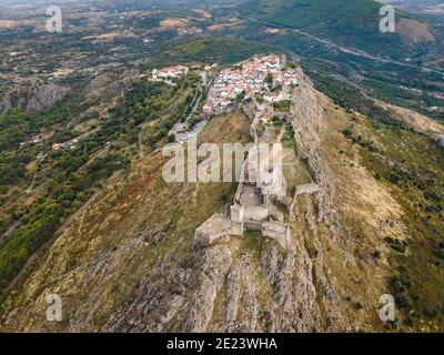 Marvao mit dem Schloss auf dem Hügel in Alentejo, Portugal Stockfoto