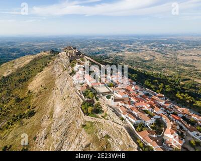 Marvao mit dem Schloss auf dem Hügel in Alentejo, Portugal Stockfoto