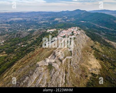 Marvao mit dem Schloss auf dem Hügel in Alentejo, Portugal Stockfoto