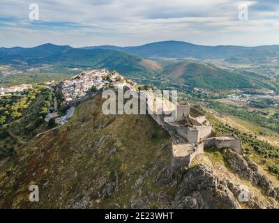 Marvao mit dem Schloss auf dem Hügel in Alentejo, Portugal Stockfoto