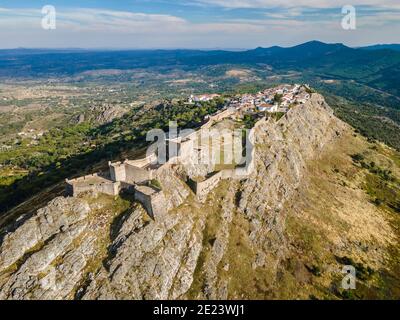 Marvao mit dem Schloss auf dem Hügel in Alentejo, Portugal Stockfoto