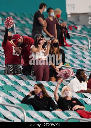 Fußballfans halten sich während der ersten Hälfte des Fußballspiels der NCAA National Championship 2021 zwischen der Alabama Crimson Tide und den Ohio State Buckeyes im Hard Rock Stadium in Miami am Montag, den 11. Januar 2021, an die COVID-19-Beschränkungen im Sitzbereich. Foto von Hans Deryk/UPI Stockfoto