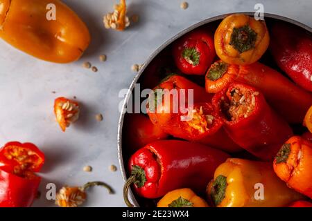 Herstellung von gefüllten Paprika mit Reis, Fleisch Mischung basierte Füllung. Paprika wurden oben geschnitten und die Samen entfernt. Dann wurden sie mit gefüllt Stockfoto