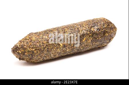 Ein Log Salami in Kräutern beschichtet und isoliert auf Ein weißer Hintergrund Stockfoto