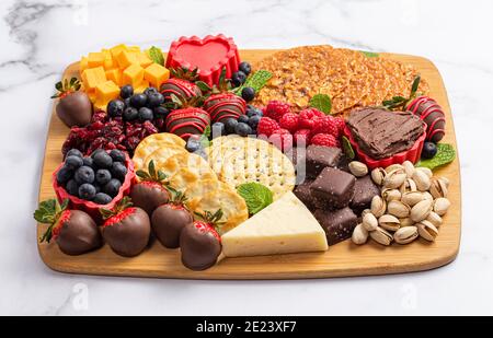 Schokolade überzogene Erdbeeren und Käse Süße Wurstplatte auf einem Theke Aus Marmor Stockfoto