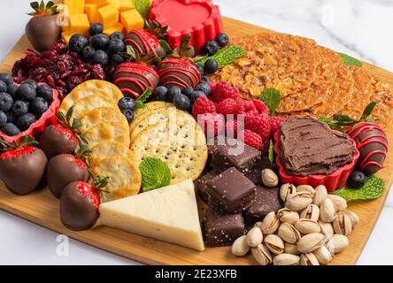 Schokolade überzogene Erdbeeren und Käse Süße Wurstplatte auf einem Theke Aus Marmor Stockfoto