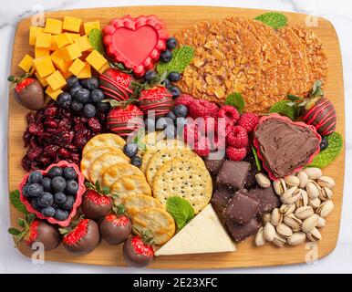 Schokolade überzogene Erdbeeren und Käse Süße Wurstplatte auf einem Theke Aus Marmor Stockfoto