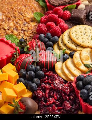 Erdbeeren mit Schokoladenüberzug und Käse Süßes Wurstbrett Stockfoto