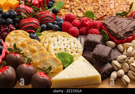 Erdbeeren mit Schokoladenüberzug und Käse Süßes Wurstbrett Stockfoto