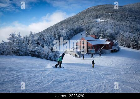 Alpinski im Skigebiet Sugarbush, Warren, VT, USA. Sugarbush South, Lincoln Peak. Stockfoto