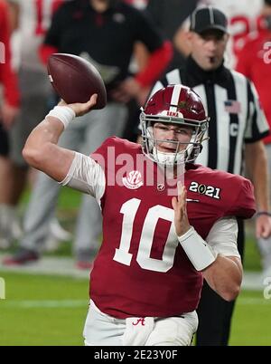 Miami, Usa. Januar 2021. Alabama Crimson Tide Quarterback Mac Jones (10) wirft gegen die Ohio State Buckeyes während der zweiten Hälfte des 2021 NCAA National Championship Fußballspiel im Hard Rock Stadium in Miami am Montag, 11. Januar 2021. Foto von Hans Deryk/UPI Credit: UPI/Alamy Live News Stockfoto