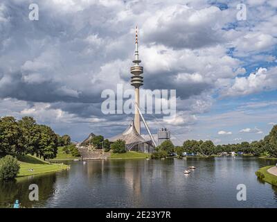 Blick über den See im Olympiapark Stockfoto