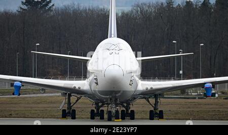 08. Januar 2021, Hessen, Frankfurt/Main: Auf der geschlossenen Nordwest-Start- und Landebahn am Frankfurter Flughafen steht eine Lufthansa Boeing 747-8. Die Corona-Krise zeigt sich besonders an Deutschlands größtem Drehkreuz. Mit nur gut 400 Flugbewegungen und rund 22,000 Passagieren pro Tag hat der Flughafen ein sehr niedriges Niveau erreicht. (To dpa 'Weltflughafen im Winterschlaf - Mitarbeiter fürchten um Arbeitsplätze') Foto: Arne Dedert/dpa Stockfoto