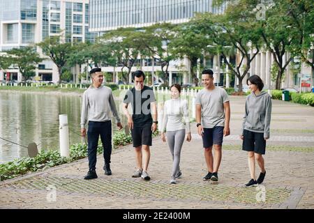 Junge Vietnamesen zu Fuß im Park Stockfoto