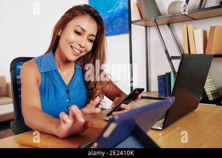 Weibliche Unternehmerin mit App auf Tablet Stockfoto