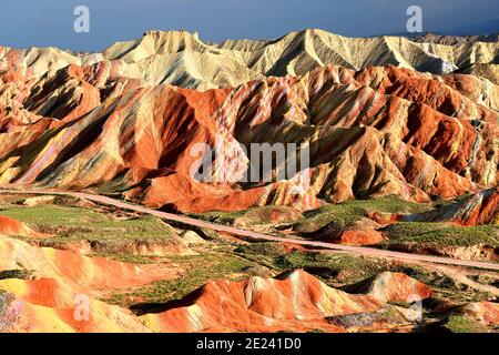 Die Regenbogenberge von China innerhalb des Zhangye Danxia landform Geological Park sind ein geologisches Wunder der Welt. Stockfoto