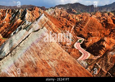 Die Regenbogenberge von China innerhalb des Zhangye Danxia landform Geological Park sind ein geologisches Wunder der Welt. Stockfoto