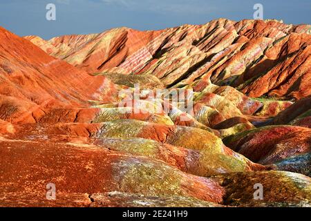 Die Regenbogenberge von China innerhalb des Zhangye Danxia landform Geological Park sind ein geologisches Wunder der Welt. Stockfoto