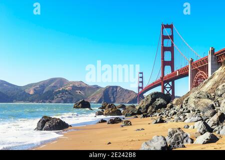 Blick auf die Golden Gate Bridge vom Bakery Beach, San Francisco, Kalifornien, USA Stockfoto