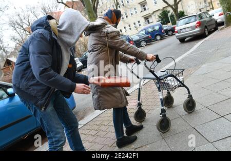 Taschendiebstahl, Seniorin, Ueberfall Stockfoto