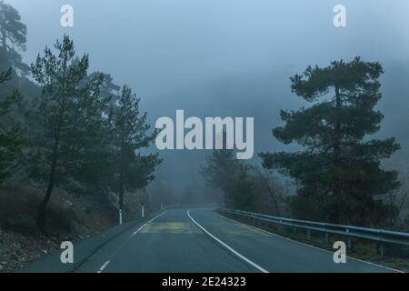 Nebel, Straße, Troodos-Gebirge, Zypern Stockfoto