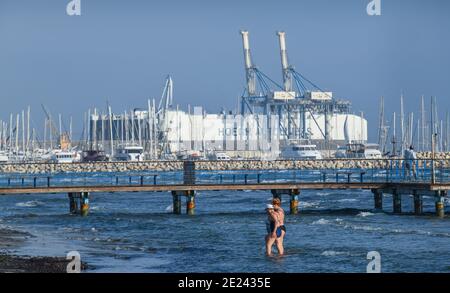 Baden, Strang, Industriehafen, Larnaka, Republik Zypern Stockfoto