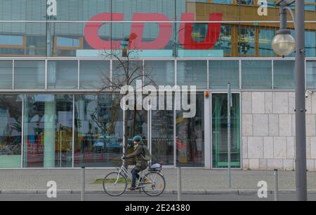 Berlin, 17.02.2020: Gespannte Normalität am Konrad Adenauer Haus. CDU-Bundesgeschäftsstelle. Particizentrale Stockfoto