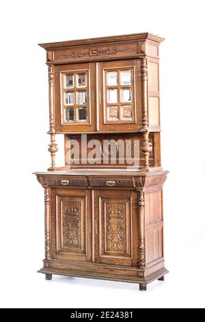 Alte Küche Sideboard vom Ende des 19. Jahrhunderts. Isoleted Pfad auf dem weißen Hintergrund. Stockfoto