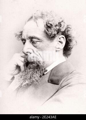 Charles John Huffam Dickens (1812 - 1870) war ein englischer Schriftsteller und Gesellschaftskritiker. Er schuf einige der weltweit bekanntesten fiktiven Figuren und Stockfoto