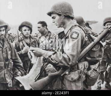 Die fallschirmjäger der Britischen 1st Airborne Division erhielt die letzten Anweisungen vor dem Angriff auf Arnheim. Stockfoto