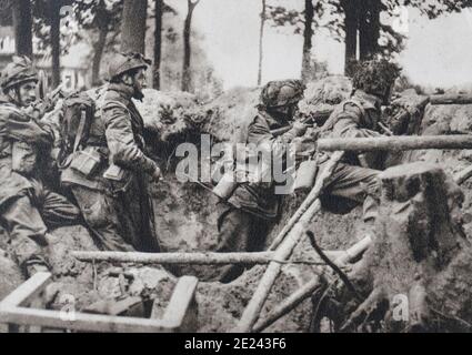 Archivfoto der britischen Fallschirmjäger stärken sich im Brückenkopf von Arnhem. Stockfoto