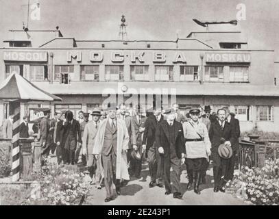 Molotow-Ribbentrop Pakt. August 1939. Die deutsche Delegation unter der Leitung von Joachim von Ribbentrop, bei der Ankunft im Flughafen Moskau. Stockfoto